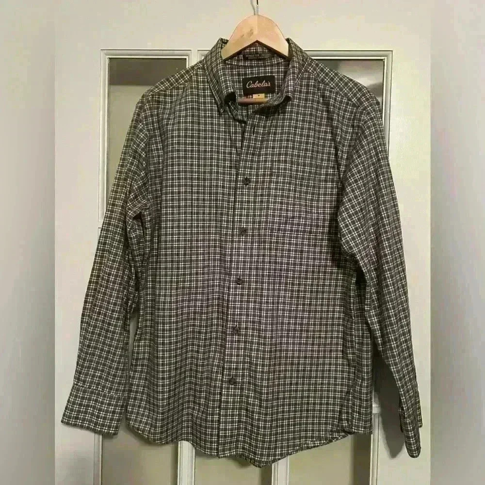 Cabelas men’s long sleeve plaid button down shirt size M